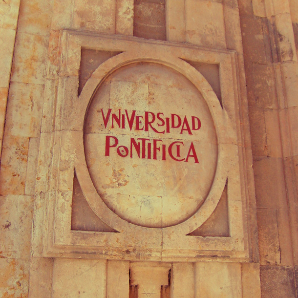 Rótulo de la Universidad Pontificia de Salamanca
