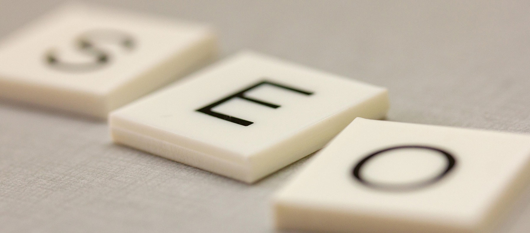 Letras formando SEO como concepto de posicionamiento web en buscadores