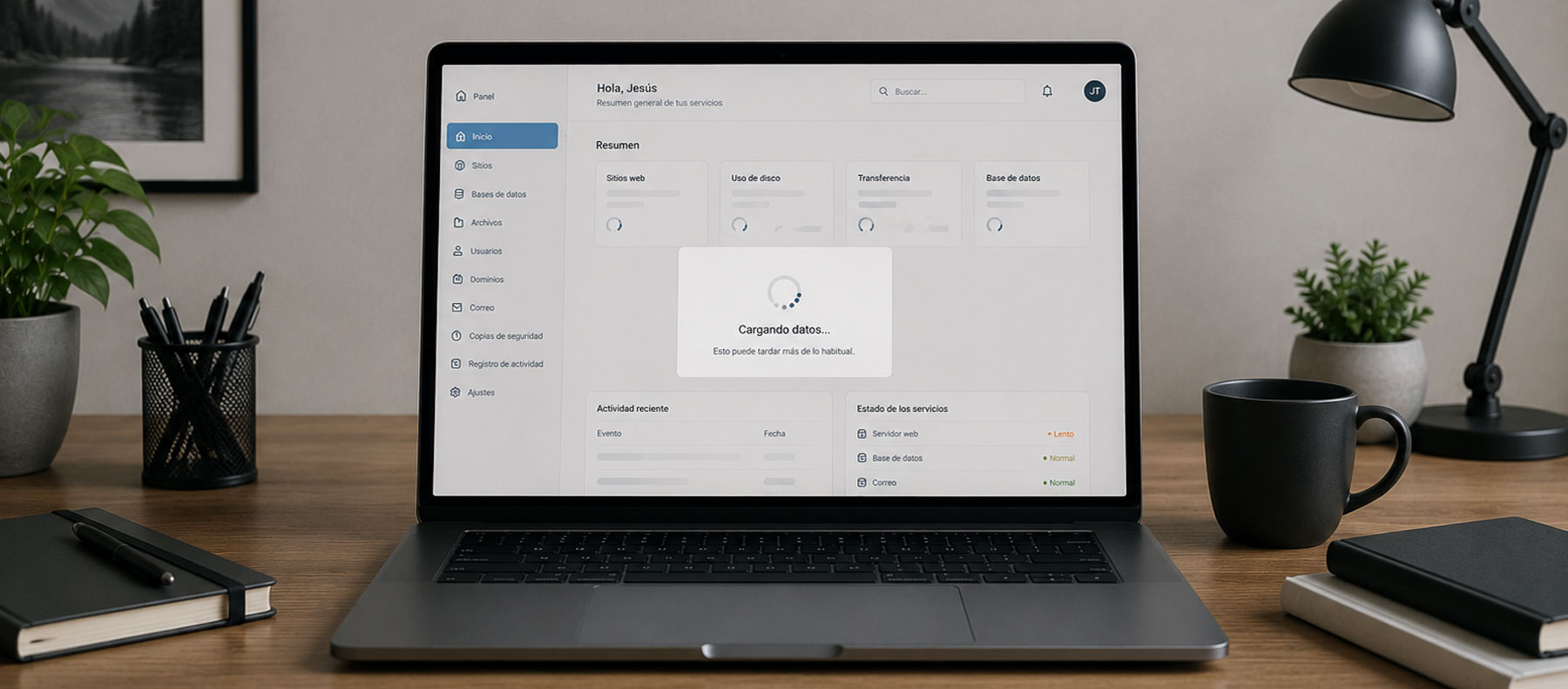 Portátil mostrando un panel de control web lento con una pantalla de carga en un entorno de trabajo minimalista
