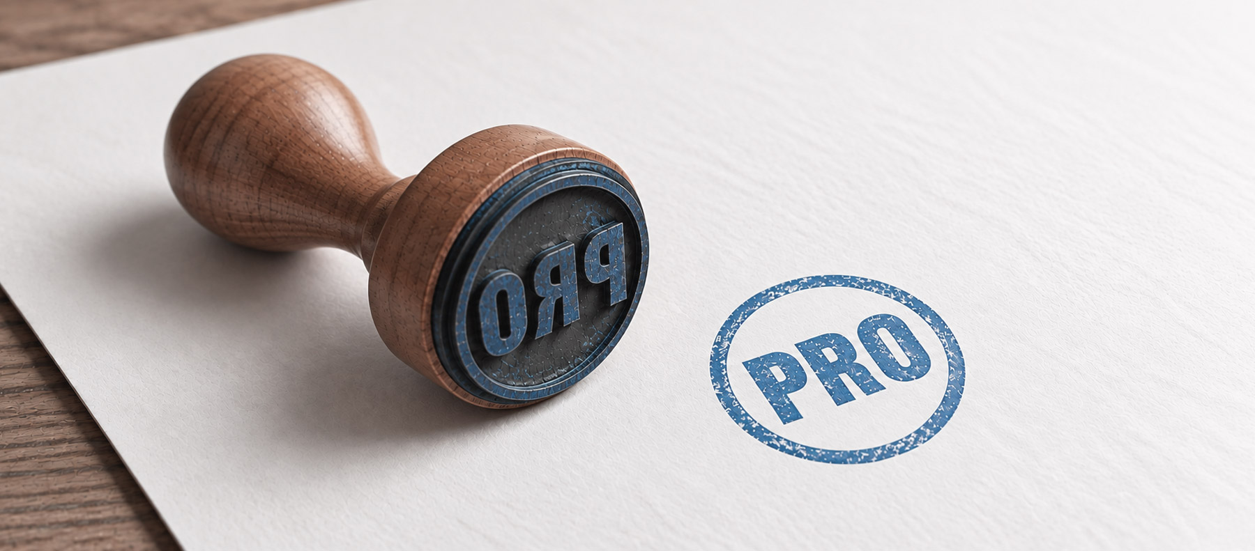 Sello de madera con la palabra PRO y su estampación en tinta azul